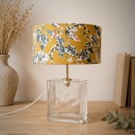 Lampe vintage en pavé de verre lumineux et abat-jour fleuri artisanal.