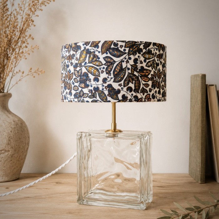 Lampe vintage en pavé de verre lumineux et abat-jour fleuri bleu artisanal.