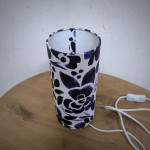 Lampe de chevet, imprimé fleurs bleues style aquarelle