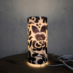 Lampe de chevet, imprimé fleurs bleues style aquarelle