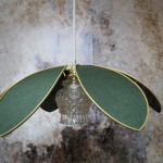 Suspension fleur 6 pétales lin vert sapin et globe vintage ciselé