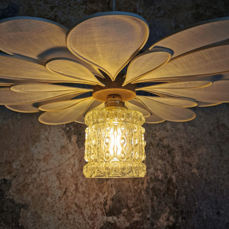 Suspension fleur 24 pétales rotin, lin blanc et globe vintage en verre