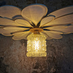 Suspension fleur 24 pétales rotin, lin blanc et globe vintage en verre