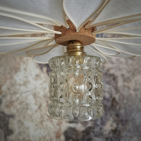 Suspension fleur 24 pétales rotin, lin blanc et globe vintage en verre