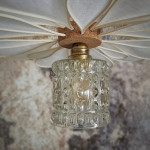 Suspension fleur 24 pétales rotin, lin blanc et globe vintage en verre