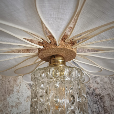 Suspension fleur 24 pétales rotin, lin blanc et globe vintage en verre