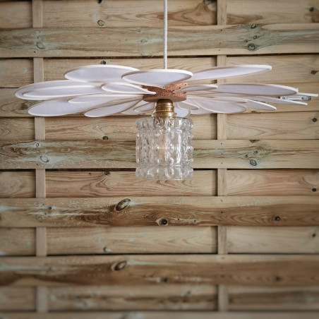 Suspension fleur 24 pétales rotin, lin blanc et globe vintage en verre