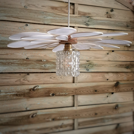 Suspension fleur 24 pétales rotin, lin blanc et globe vintage en verre