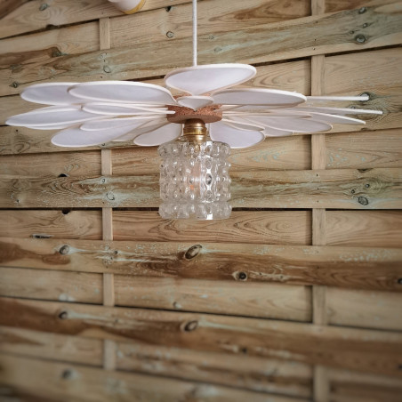 Suspension fleur 24 pétales rotin, lin blanc et globe vintage en verre