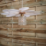 Suspension fleur 24 pétales rotin, lin blanc et globe vintage en verre