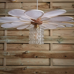 Suspension fleur 24 pétales rotin, lin blanc et globe vintage en verre