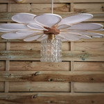 Suspension fleur 24 pétales rotin, lin blanc et globe vintage en verre