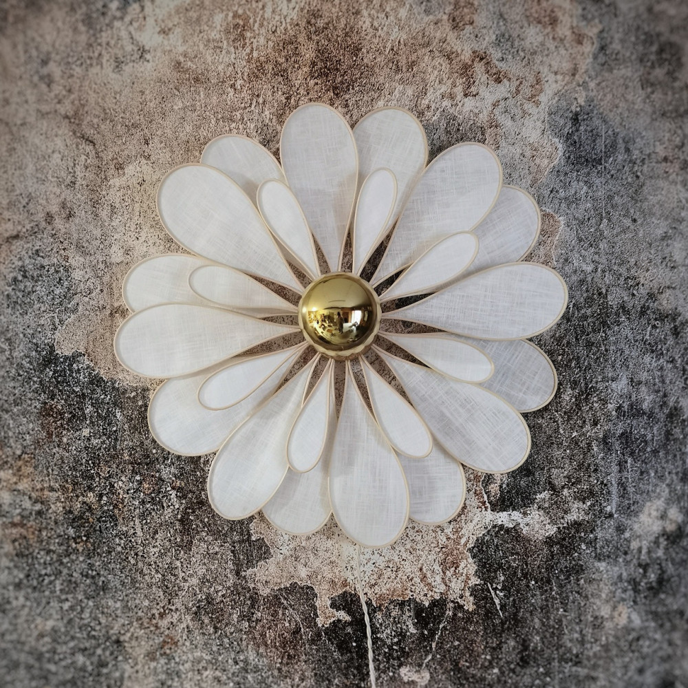 Applique murale fleur 24 pétales en rotin et lin blanc