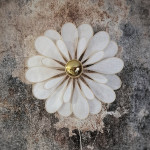Applique murale fleur 24 pétales en rotin et lin blanc