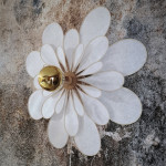 Applique murale fleur 24 pétales en rotin et lin blanc