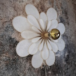 Applique murale fleur 24 pétales en rotin et lin blanc