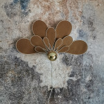 Applique murale fleur 11 pétales en rotin et lin