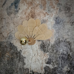 Applique murale fleur 11 pétales en rotin et raphia
