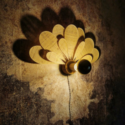 Applique murale fleur 11 pétales en rotin et raphia