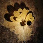 Applique murale fleur 11 pétales en rotin et raphia