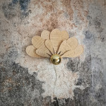 Applique murale fleur 11 pétales en rotin et raphia