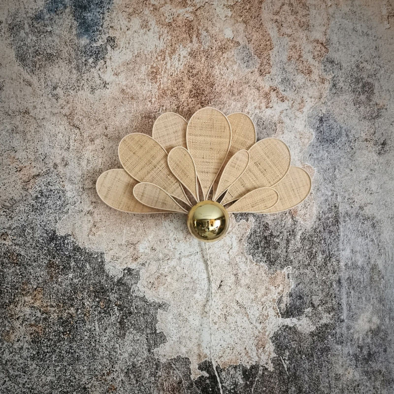 Applique murale fleur 11 pétales en rotin et raphia