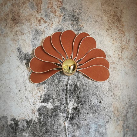 Applique murale paon 11 pétales en rotin et lin rouille