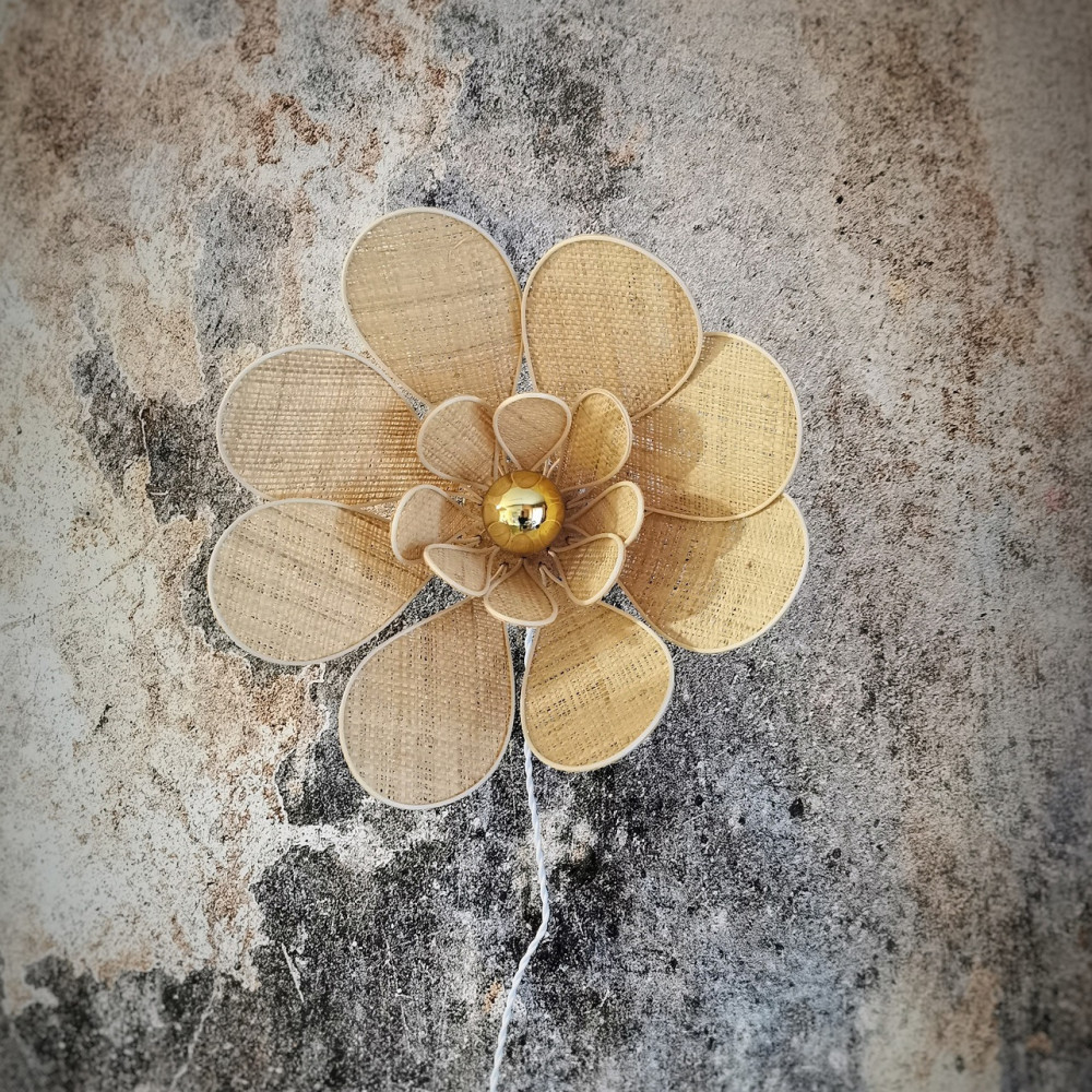 Applique murale fleur 16 pétales en rotin et raphia