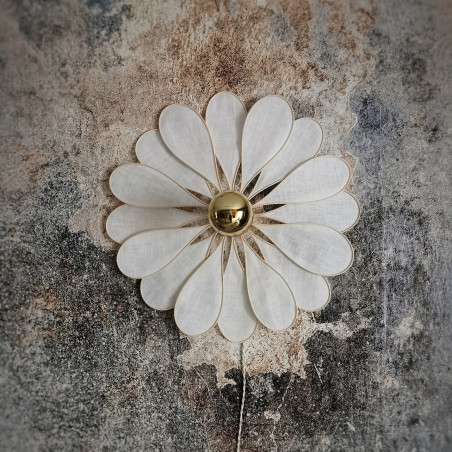 Applique murale fleur 16 pétales en rotin et lin blanc