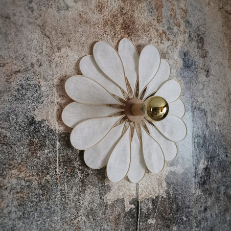 Applique murale fleur 16 pétales en rotin et lin blanc