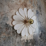 Applique murale fleur 16 pétales en rotin et lin blanc