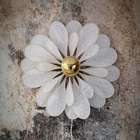 Applique murale fleur 24 pétales en rotin et broderie anglaise blanche