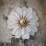 Applique murale fleur 24 pétales en rotin et broderie anglaise blanche