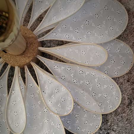 Applique murale fleur 24 pétales en rotin et broderie anglaise blanche