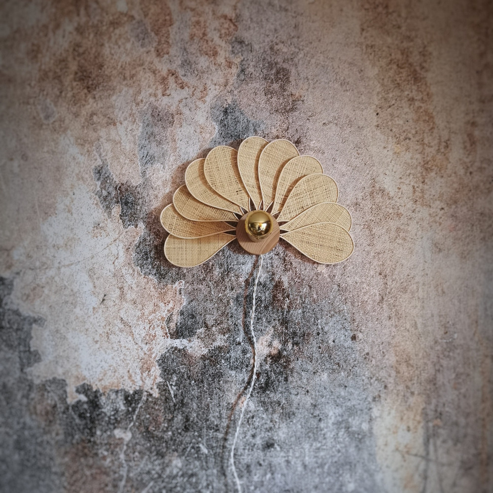 Applique murale paon 11 pétales en rotin et raphia