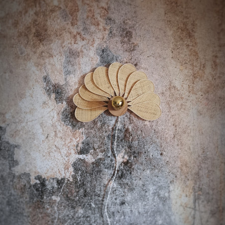 Applique murale paon 11 pétales en rotin et raphia