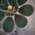Applique murale fleur en rotin et lin vert sapin