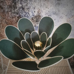 Lampe à poser fleur en rotin et lin vert sapin