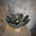 Lampe à poser fleur en rotin et lin vert sapin