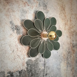 Applique murale fleur pétales en rotin et lin vert sapin