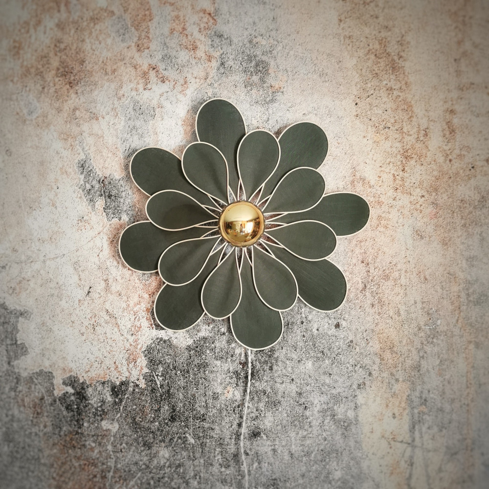 Applique murale fleur pétales en rotin et lin vert sapin