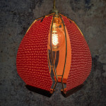 Suspension, baladeuse, structure vintage, tissu géométrique rouge