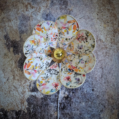 Applique murale fleur, modèle Nénuphar, 8 pétales en rotin et tissu fleuri