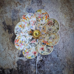 Applique murale fleur, modèle Nénuphar, 8 pétales en rotin et tissu fleuri