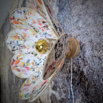 Applique murale fleur, modèle Nénuphar, 8 pétales en rotin et tissu fleuri