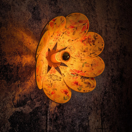 Applique murale fleur, modèle Nénuphar, 8 pétales en rotin et tissu fleuri