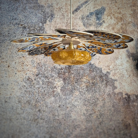 Suspension Pâquerette, 12 pétales en rotin et tissu fleur, globe vintage verre de Clichy