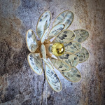 Applique murale Nénuphar, 16 pétales en rotin et tissu fleur bleu et vert pastel