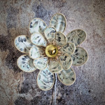 Applique murale Nénuphar, 16 pétales en rotin et tissu fleur bleu et vert pastel