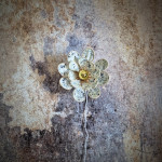 Applique murale Nénuphar, 16 pétales en rotin et tissu fleur bleu et vert pastel